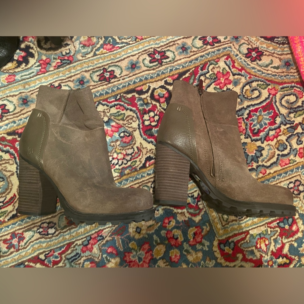 Size 7.5 Sam Edelman Hunter Green Suede Booties- never worn!